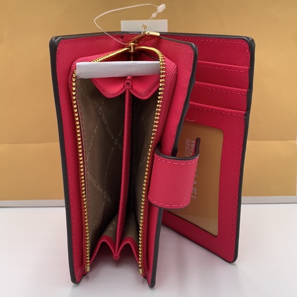 MICHAEL KORS
Md Jet Set Travel Crossgrain Leather Bifold Zip Wallet
El Pink
NWT - Picture 12 of 16
